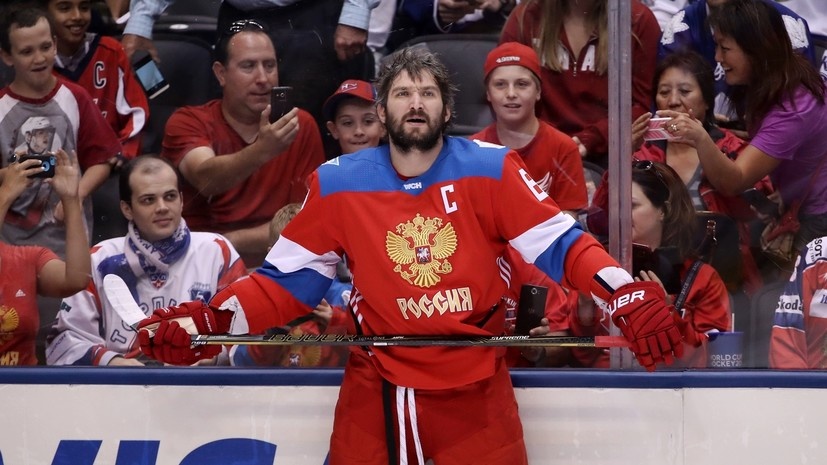     Российский хоккеист Александр Овечкин Gettyimages.ru Tom Szczerbowski / Stringer