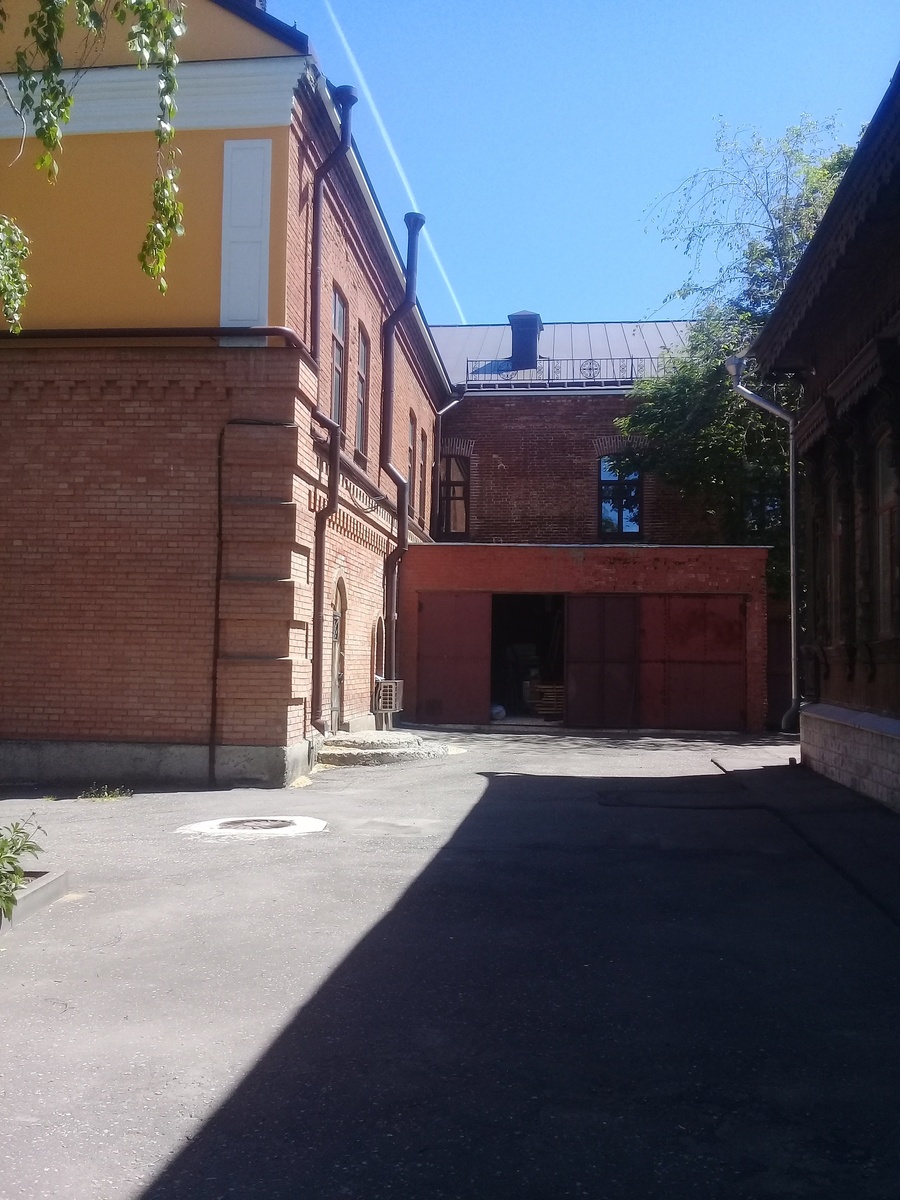 Бывший винный завод Мейерхольдов рядом с домом хозяев (фото автора - 2024)