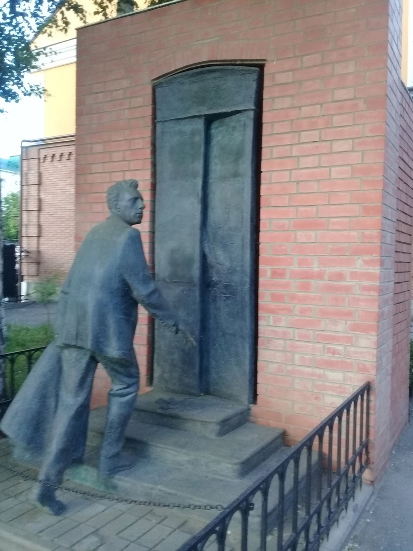 "Знаете, кто этот мощный старик? Нет, вы не можете этого знать". Но это не Киса Воробьянинов, а Всеволод Мейерхольд, праотец всего отечественного театрального авангарда (фото автора - 2024)