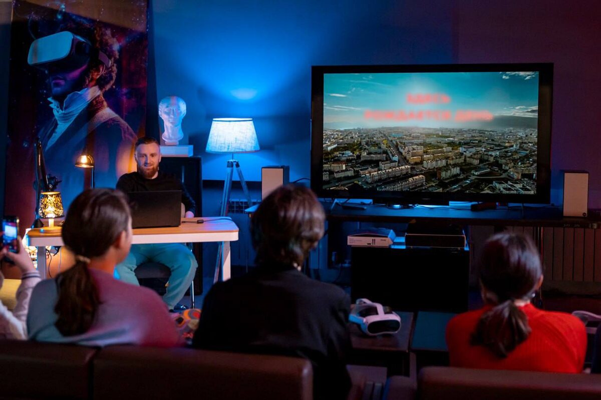 Фото: Артём Ковалёв в VR-студии, созданной им и его командой / Соцсети Артёма