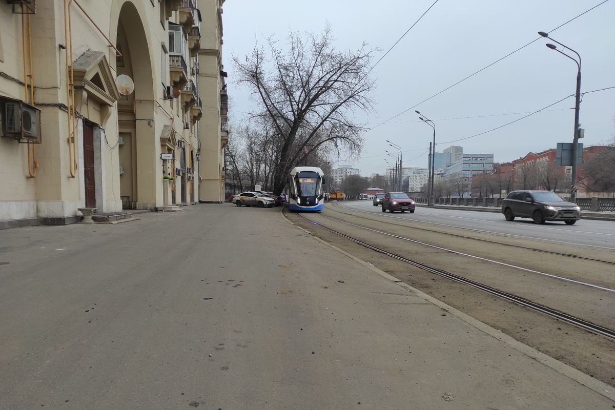 Ну и кто так фоткает трамваи в 3,5 года?! А если бы смотрела мой блог, умела бы в хорошую композицию!
