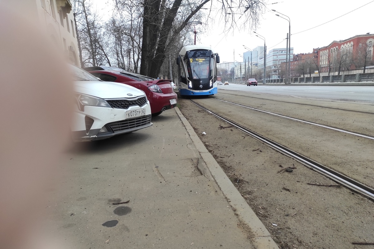 Получается, это фторая фотография трамвая за авторством моей дочери. Ну всё, ей можно регистрироваться на СТТС (кто в теме - тот поймёт, кто не в теме - гуглит, что это за сайт).