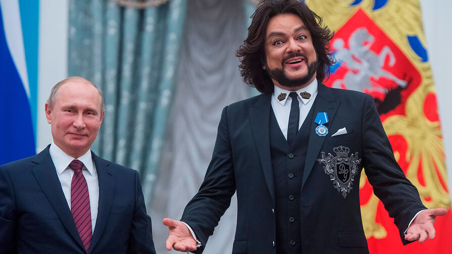 Наградили самого достойного, самого лучшего! По-настоящему заслуженного, без шуток всяких народного! Ура-ура!