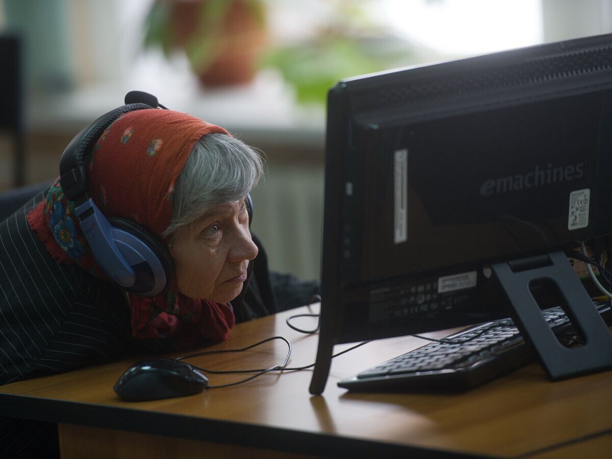    Посетитель в компьютерном зале Центральной универсальной научной библиотеки им. Некрасова© РИА Новости . Александр Уткин