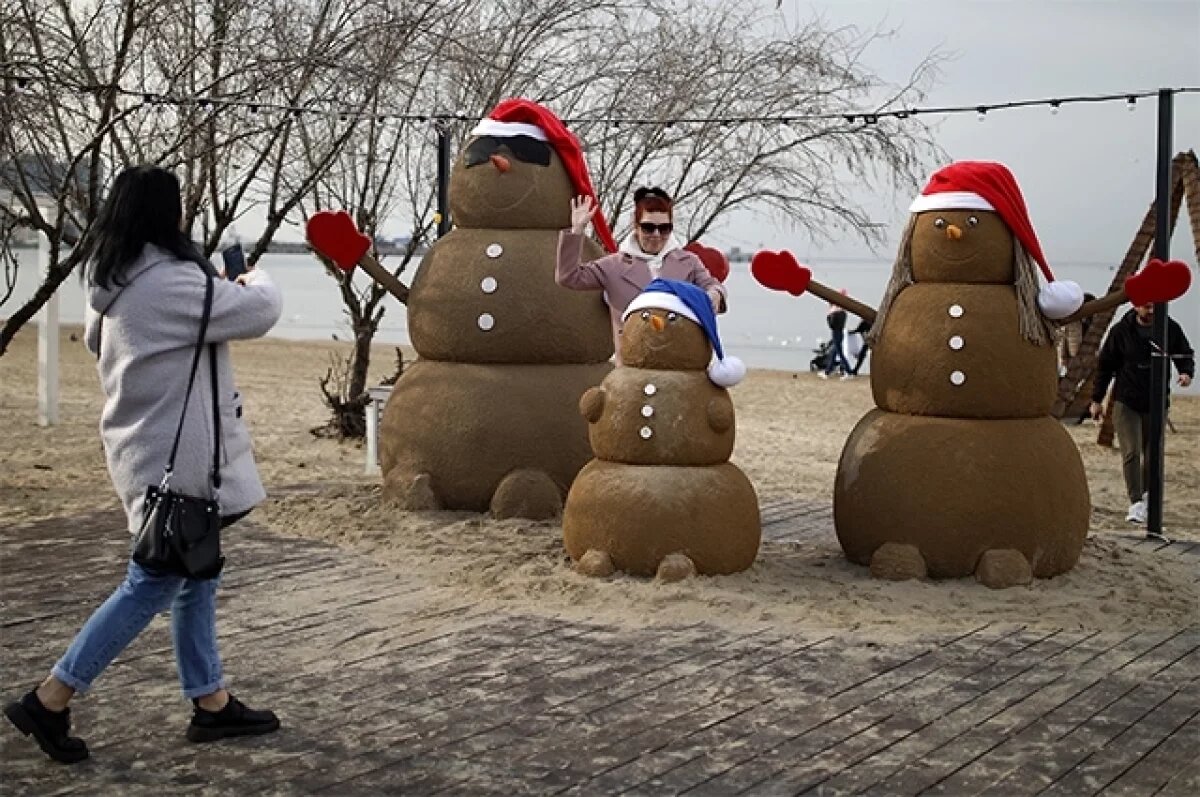   Этой зимой в Москве доходило до того, что температура превышала норму на 10–12°C. Снеговиков лепили из того, что было.