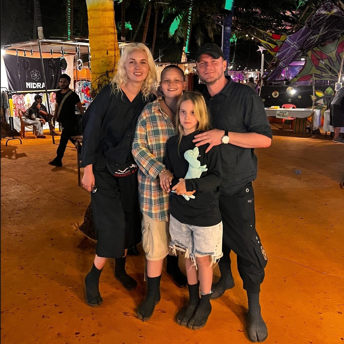 Актер Сергей Жарков с женой и детьми на отдыхе