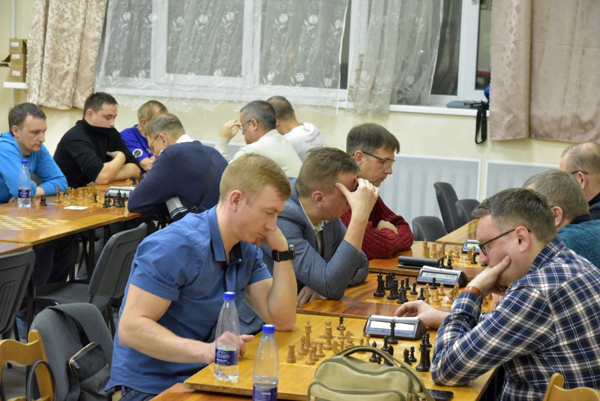 Напряжение в воздухе - хоть топор вешай