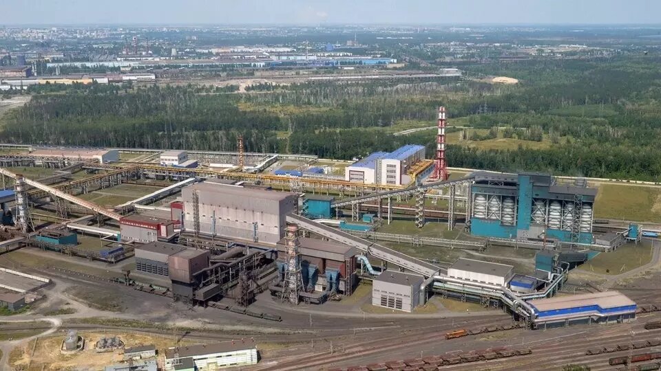 По предварительным данным, украинские дроны пытаются атаковать комбинат НЛМК. Фото: Government.ru