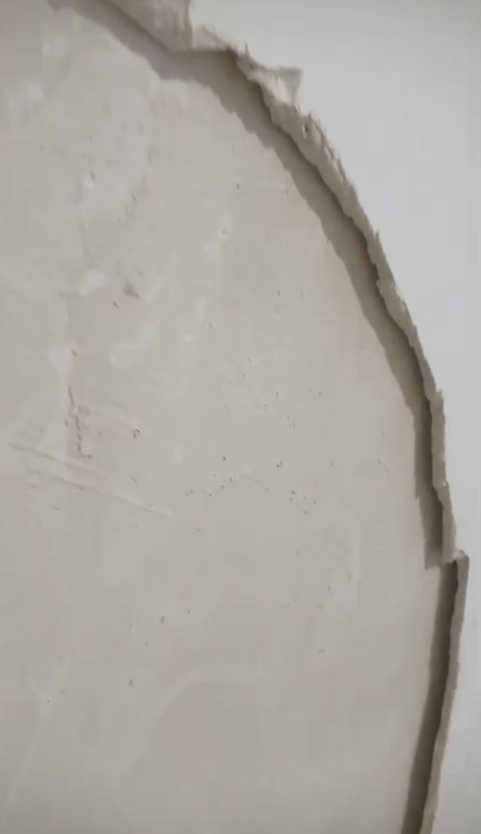 Так выглядит отслоение штукатурки, при не соблюдении правил грунтовки и всех остальных правил.