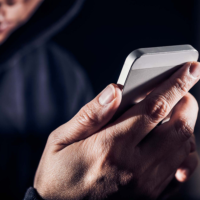 С 1 января 2025 года вступили в силу новые правила, касающиеся покупки SIM-карт иностранными гражданами и лицами без гражданства в Иркутской области. Теперь иностранцы смогут приобретать SIM-карты только при личном посещении точек продаж. Для этого им потребуется наличие паспорта, СНИЛС, а также обязательная верификация на портале Госуслуг и успешная проверка биометрических данных, сообщает пресс-служба правительства региона.
Министр цифрового развития и связи Иркутской области Александр Селедцов отметил, что нововведения направлены на снижение случаев мошенничества с использованием телефонных звонков. По данным ГУ МВД России по Иркутской области, в 2024 году мошенники похитили у жителей региона почти 2,5 миллиарда рублей, а с начала 2025 года – уже около 100 миллионов рублей.
По информации одного из операторов сотовой связи, T2, иностранцам также потребуется предоставить информацию о типе устройства, в котором будет использоваться SIM-карта, и серийный номер мобильного телефона (IMEI). Каждая SIM-карта будет привязана к конкретному устройству и будет блокироваться при попытке смены.
Процесс подключения будет следующим: иностранный гражданин должен оформить СНИЛС, зарегистрироваться на портале Госуслуг, пройти биометрическую идентификацию в отделении банка и затем посетить салон связи с паспортом и мобильным устройством. Продавец-консультант проверит документы, подготовит договор и поможет активировать SIM-карту. Каждый иностранный гражданин сможет зарегистрировать не более 10 SIM-карт у всех операторов связи суммарно.
Кроме того, согласно сообщениям Минцифры России, иностранные граждане, уже имеющие SIM-карты, должны подтвердить свою личность в салоне связи до 1 июля 2025 года. Для этого также понадобятся СНИЛС, учетная запись на Госуслугах, IMEI устройства и биометрические данные. Если у гражданина оформлено более 10 SIM-карт, ему необходимо будет расторгнуть лишние договоры, иначе с 1 июля 2025 года услуги по всем номерам будут приостановлены.