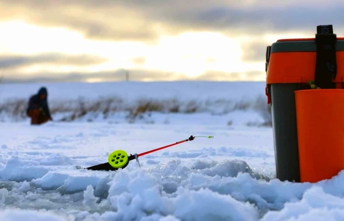 Для начала нужно правильно выбрать зимнюю удочку. Советую обратить внимание на модели с ручкой, так как они имеют ряд преимуществ. Эта удочка довольно крупная, поэтому крупной рыбе будет сложнее её сдёрнуть и утянуть под лёд, в отличие от удочки типа "балалайка".