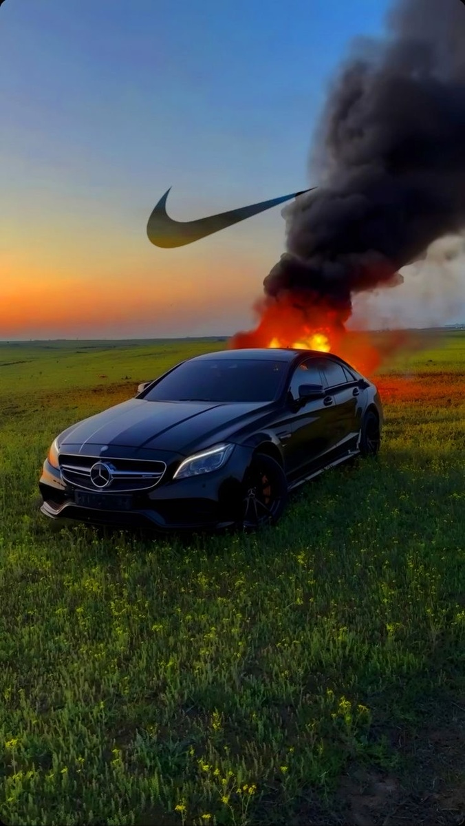 На фото Mercedes-Benz CLS 63 AMG (C218) – мощный и стильный четырехдверный купе. Это поколение выпускалось с 2011 по 2018 год, и оно сочетает премиальный комфорт и спортивную динамику.

Плюсы Mercedes CLS 63 AMG

1. Мощный двигатель
	•	5.5-литровый V8 Biturbo (M157), мощностью 525–585 л.с.
	•	Огромный крутящий момент 700–800 Н·м.
	•	Разгон 0-100 км/ч за 3.6–4.3 секунды.

2. Комфорт и премиальность
	•	Роскошный интерьер: кожа, дерево, металл.
	•	Технологии: массаж, премиальная акустика Burmester.
	•	Плавность хода, несмотря на спортивный характер.

3. Дизайн и статус
	•	Агрессивный, но элегантный облик.
	•	Широкая решетка, фирменные «хищные» фары.
	•	Выглядит стильно и дорого даже спустя годы.

4. Полный привод 4MATIC (в некоторых версиях)
	•	Улучшенная управляемость в любых условиях.
	•	Надежное сцепление с дорогой.

Минусы Mercedes CLS 63 AMG

1. Высокие расходы на обслуживание
	•	Дорогое ТО (масло, тормоза, фильтры).
	•	Частые проблемы с турбинами и охлаждением.

2. Большой расход топлива
	•	Город – 18-25 л/100 км.
	•	Трасса – 10-12 л/100 км (при спокойной езде).

3. Жесткая подвеска
	•	Спортивные настройки делают её не самой комфортной для плохих дорог.

4. Сложности с запчастями
	•	Многие детали дорогие и редкие.
	•	Электроника может капризничать.

Вывод

CLS 63 AMG – это шикарный, быстрый и статусный автомобиль, который отлично подойдет для тех, кто ценит мощь и комфорт. Однако, обслуживание дорогое, и машина требует внимательного ухода.

Ты бы хотел себе такую?