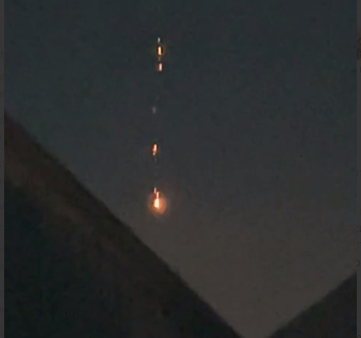    В западных СМИ тут же появилась версия, что ПВО Белоруссии могли отреагировать на случайно залетевший русский беспилотник. Косвенно это подтверждалось тем, что с половины первого ночи ПВО Украины сообщило о зафиксированных БПЛА в Сумской и Черниговской областях - последняя как раз граничит с Гомельской областью, а сам Гомель находится в 40 км от границы. В этом районе активно работают системы РЭБ и подавления навигации, которые могли дезориентировать боевой беспилотник.