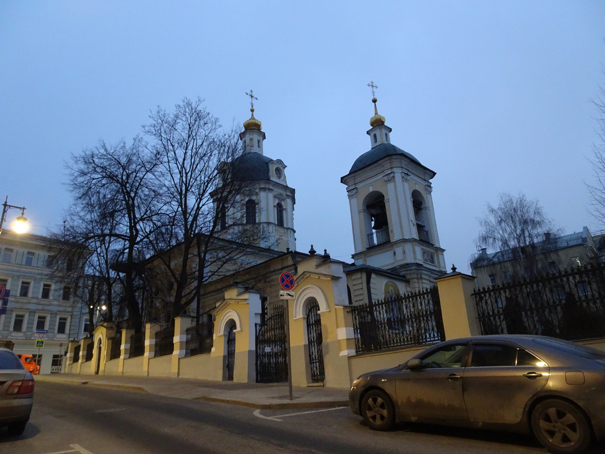 Храм со стороны Звонарского переулка