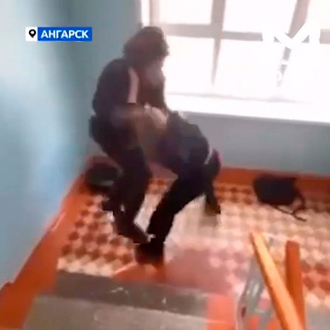 10 февраля в школе №24 в Ангарске произошел инцидент, в результате которого два девятиклассника оказались в центре внимания правоохранительных органов. Конфликт, по предварительной информации, возник во время урока из-за ссоры между подростками.