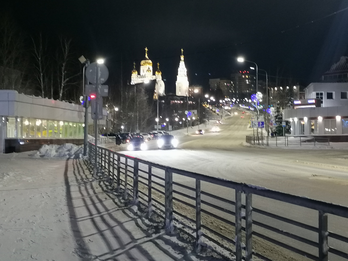 Дорога в гору, на горе храм.