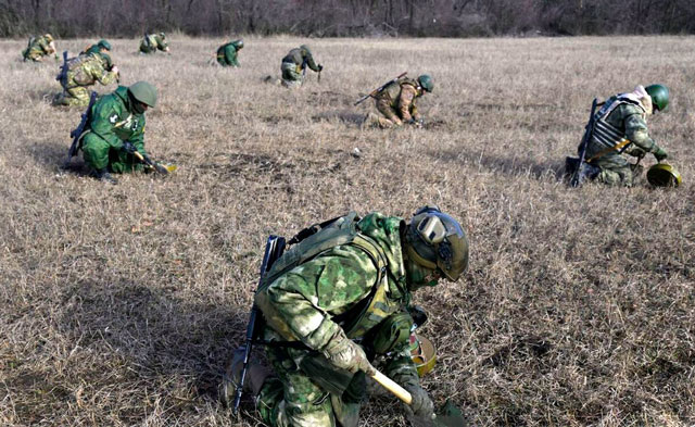 Сапёры обучаются установке противотанковых мин ТМ-62П3 в грунт (фото из открытых источников)