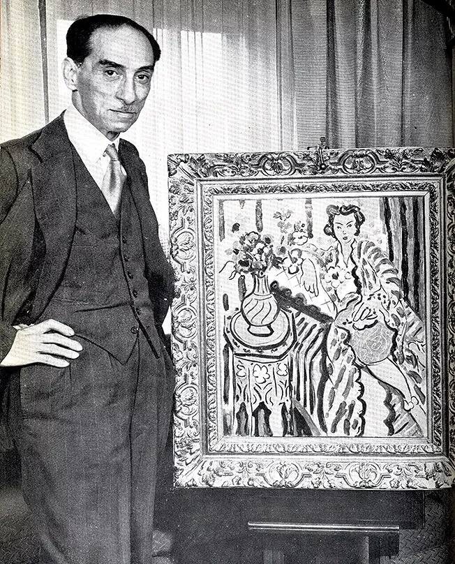 Поль Розенберг в конце 1930-х годов с картиной Матисса.