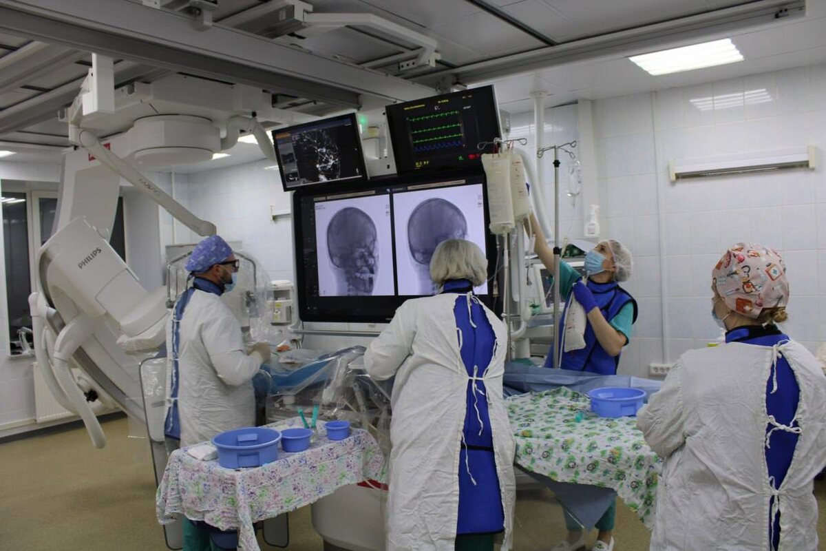    Врачи в Сургуте извлекли тромб из мозга парализованного человека