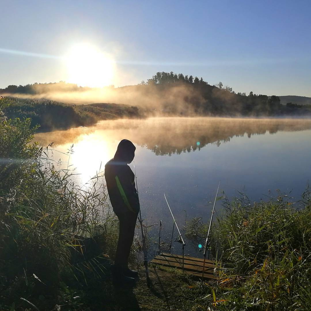 Рассвет над озером