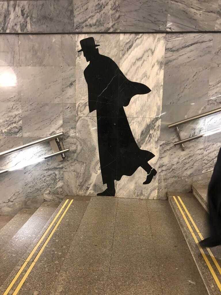 Загадчная фигура на станции Достоевская 