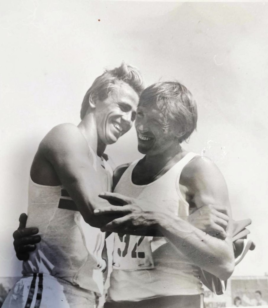 Победители в беге на дистанции 400 м  Александр Волков и Виктор Ставский  на «Королеве спорта» в Таре.  