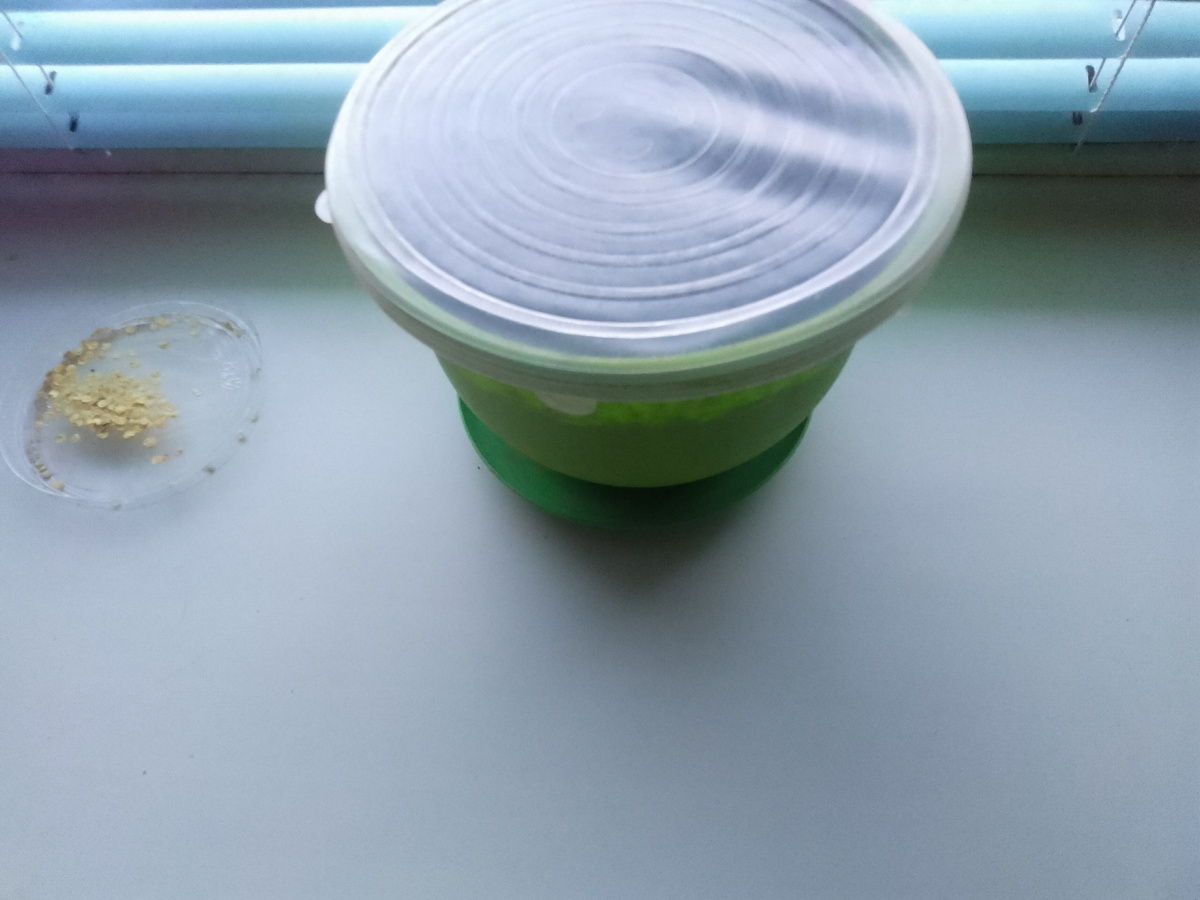 Семена перца просто попали в кадр