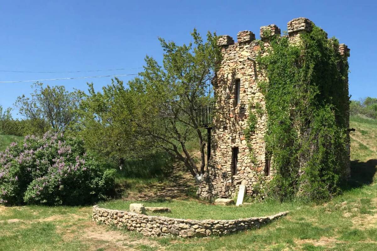 Воссозданный  средневековый замок возле городища