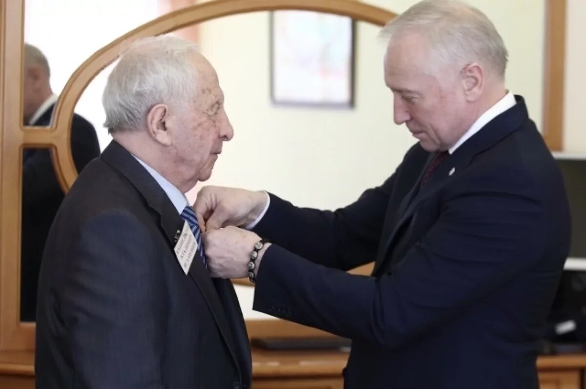    Губернатор Мазур вручил медали томским ветеранам к 80-летию Победы