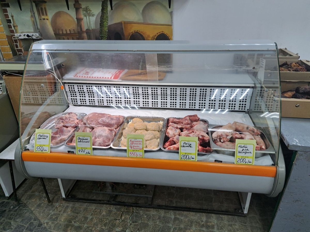 Фото одной из витрин бывшего отдела