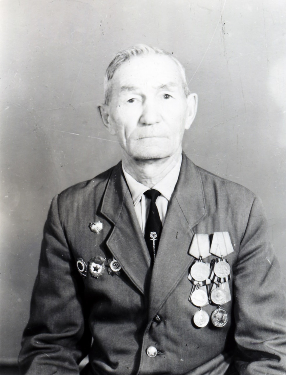 Родился 15 сентября 1904 года в д. Балыклы-Чукай (впоследствии Рыбно-Слободского района ТАССР).