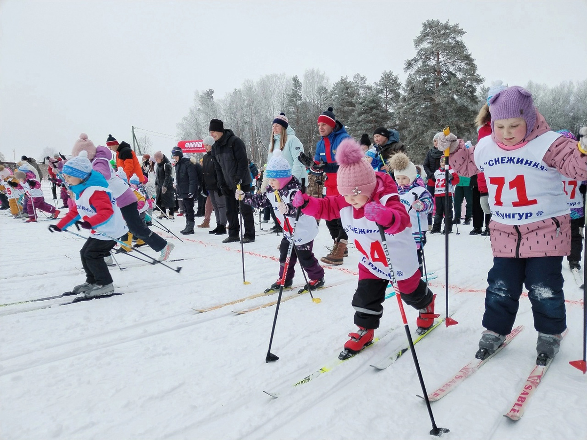 На старте самые юные лыжники. Главные победы у них ещё впереди