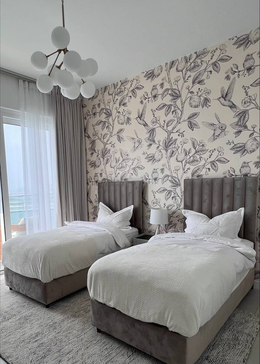 Акцентная стена с текстильными обоями в гостевой спальне, проект Furni