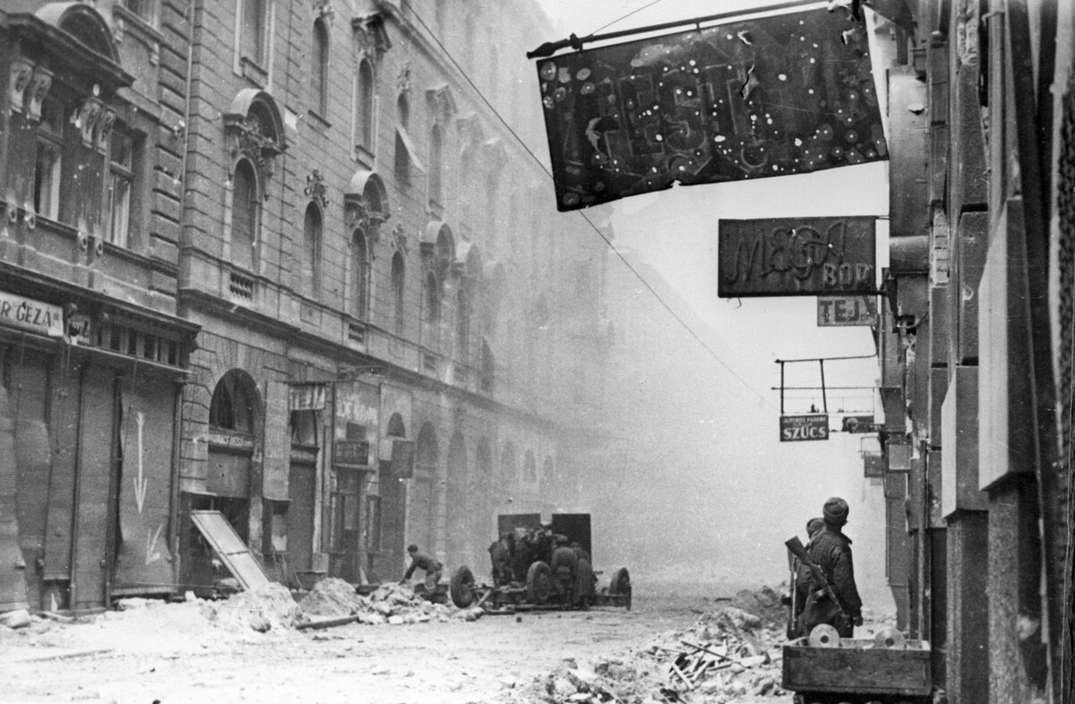    Расчет советского 85-мм зенитного орудия 52-к ведет бой на улице Будапешта / Источник: © Георгий Зельма/РИА Новости