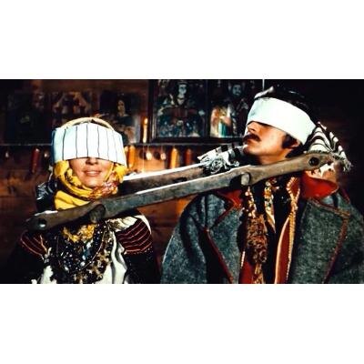 "АРМЯНИН, РОДИВШИЙСЯ В ТБИЛИСИ, УЧИВШИЙСЯ В МОСКВЕ, работавший в Киеве и Тбилиси, он стал классиком и украинского, и армянского, и грузинского кино, а заодно повлиял на киргизское, туркменское, таджикское, узбекское,- сказал А. Плахов.- Параджанов был, говоря языком того времени, интернационалистом и экуменистом, воплотив в своем творчестве утопию о мире без войн и распрей, в котором правят искусство и красота. И он же по горькой иронии судьбы стал мучеником советской системы, пережив тюрьму и бесконечные цензурные гонения. Но это не сломало Параджанова - он стал легендой еще при жизни: человек-праздник, человек-оркестр, персонаж Ренессанса.