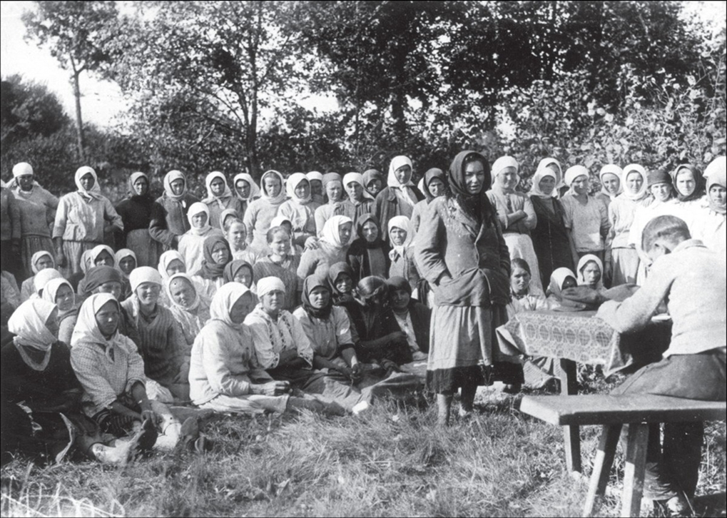 Товарищеский суд над симулянтами в колхозе. Украина, Киевская обл. 1933 год. Фото из открытых источников.