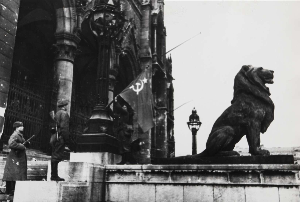 1945, Будапешт. Фото Евгения Халдея: РОСФОТО: https://rosphoto.org/