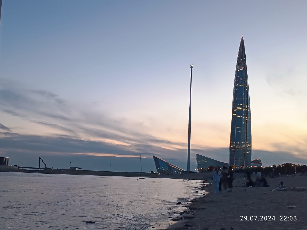 Вид на Лахта Центр с пляжа парка 300-летия Санкт-Петербурга.