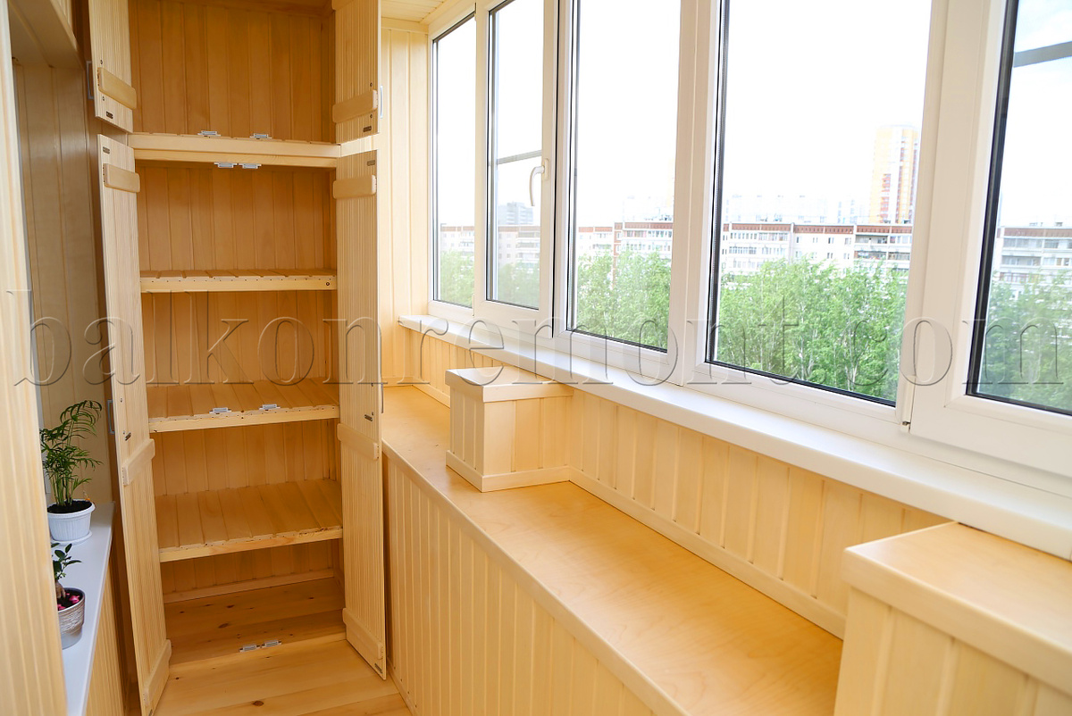 Большой шкаф на лоджии и встроенный шкаф под подоконником