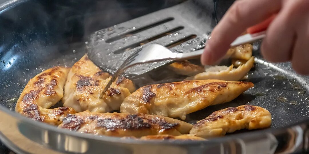 Что приготовить из куриной грудки на сковороде? Инструкция для самых занятых или неопытных