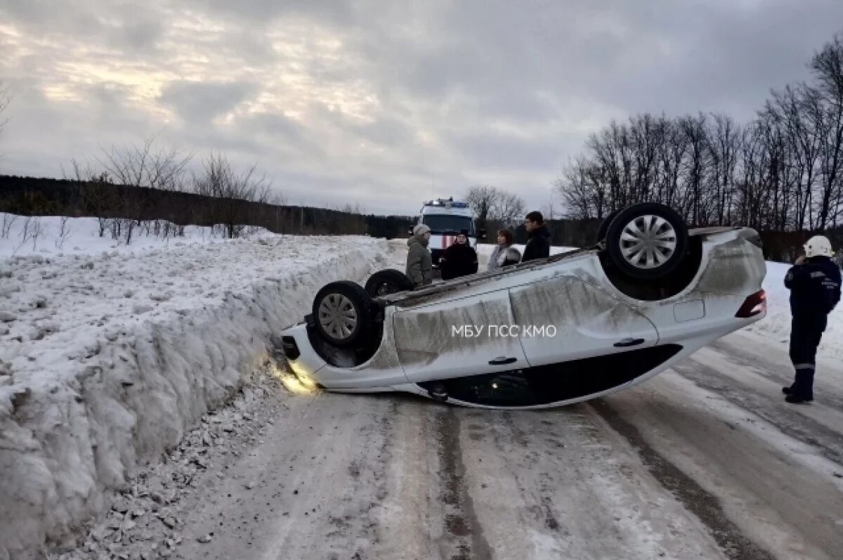    Автомобиль с водителем опрокинулся на крышу на трассе в Пермском крае