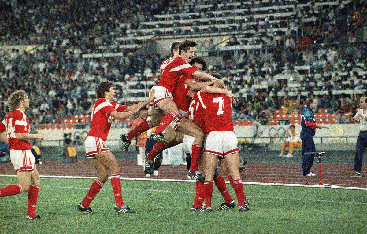    Футболисты сборной СССР празднуют победу над бразильцами в финале олимпийского турнира, 1988 год