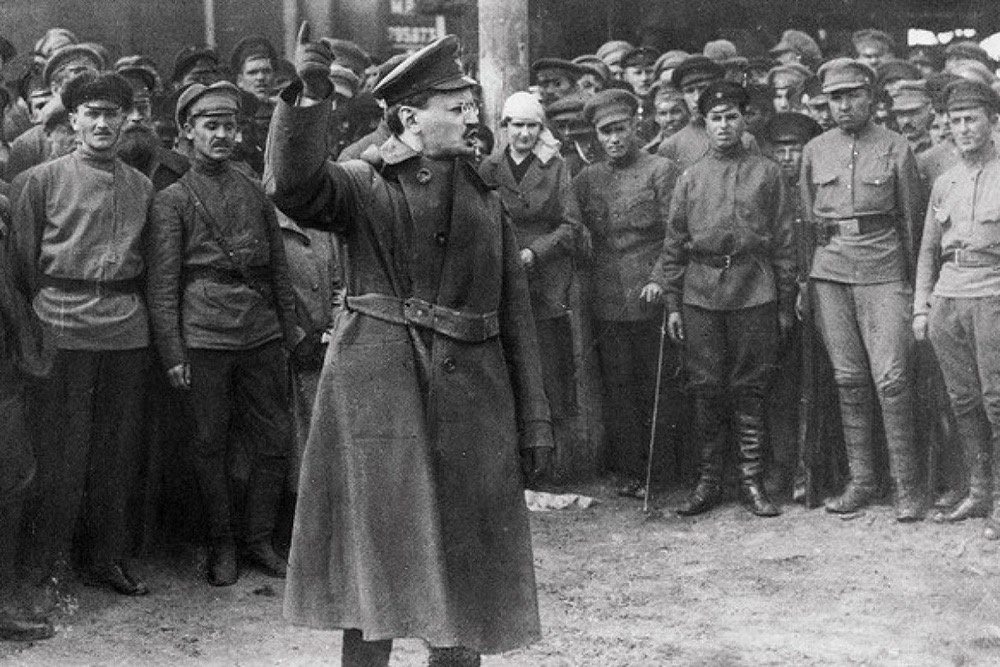 Председатель Реввоенсовета Л.Д. Троцкий проводит агитацию среди военных.