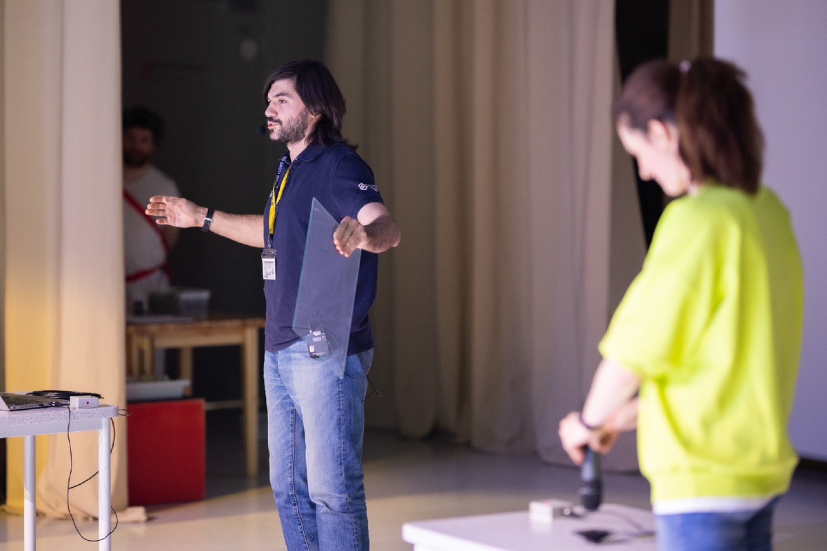 Фото из школьного архива: Георгий Звиадович выступает на мероприятии «Неделя науки»