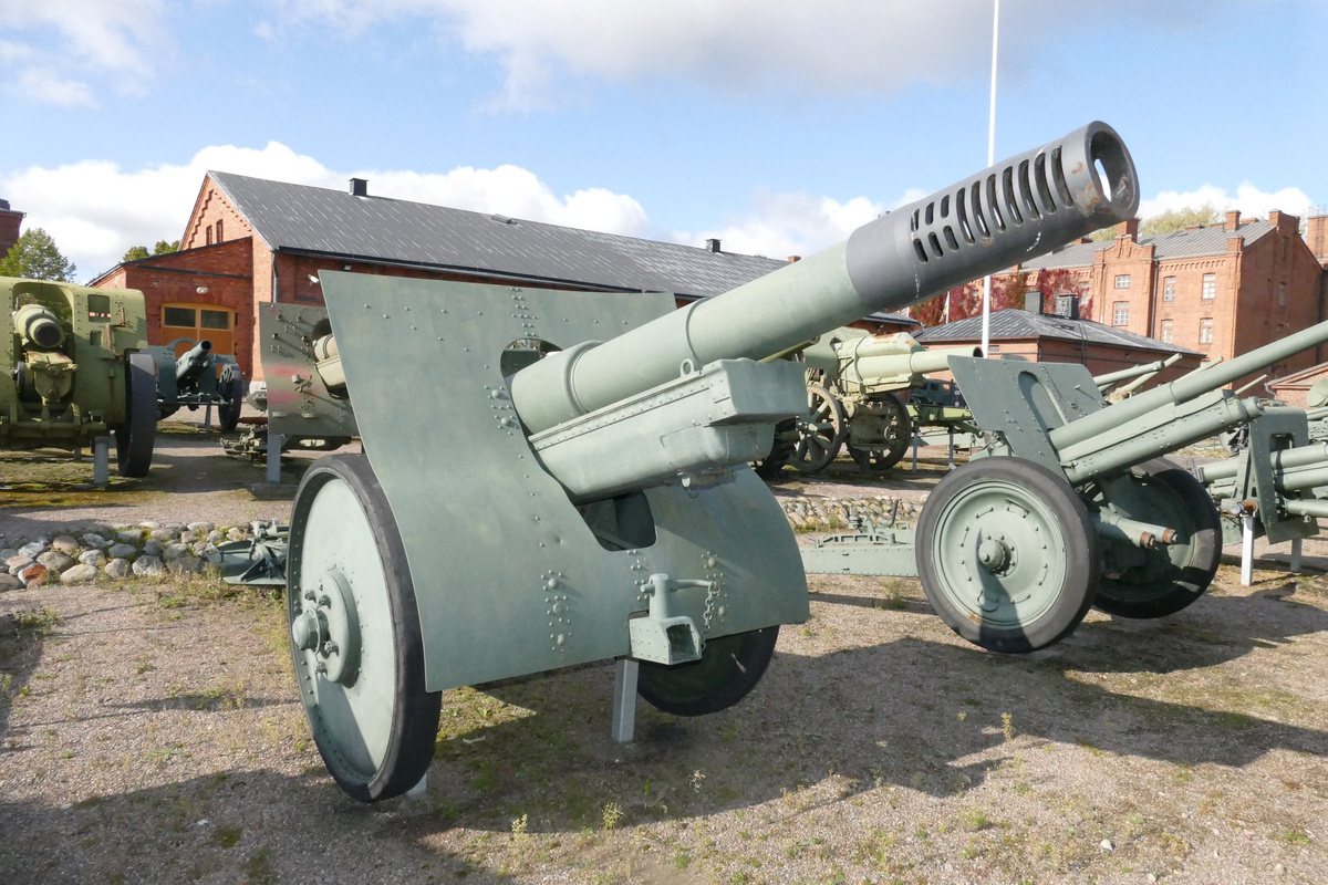 Орудие на экспозиции. Эту гаубицу часто путают со 152-мм пушкой обр.1910/30 года.
