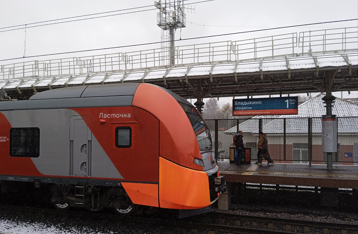 ЭС2Г такие ЭС2Г. Не видать нам Ласточек на нашем направлении! Зато на МЦК можно накататься вволю на них. Разумеется, при оказии: мои маршруты далеко не всегда лежат через эту стальную магстраль.