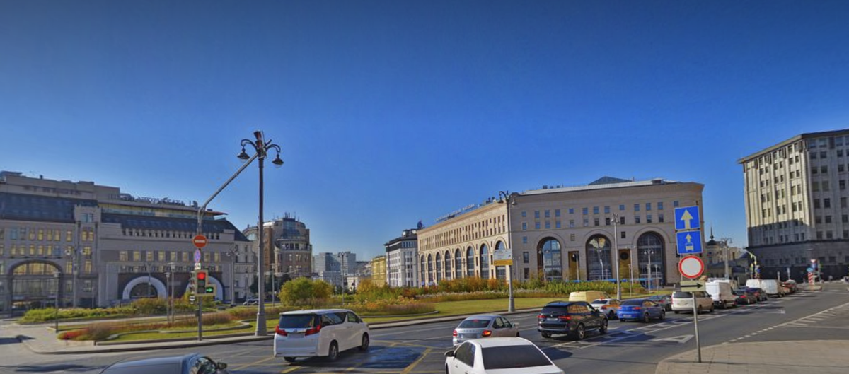 Сквер в центре Лубянской площади. Вид от Мясницкой улицы, 2024. Яндекс.Панорамы. Здесь и в следующей галерее мы с вами будем двигаться от настоящего всё дальше в прошлое.