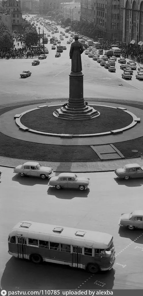 Площадь с памятником Ф.Э. Дзержинскому в центре. Вид в сторону Большого театра, 1965-1970. Автор фото: Н. Рахманов. С сайта www.pastvu.com.