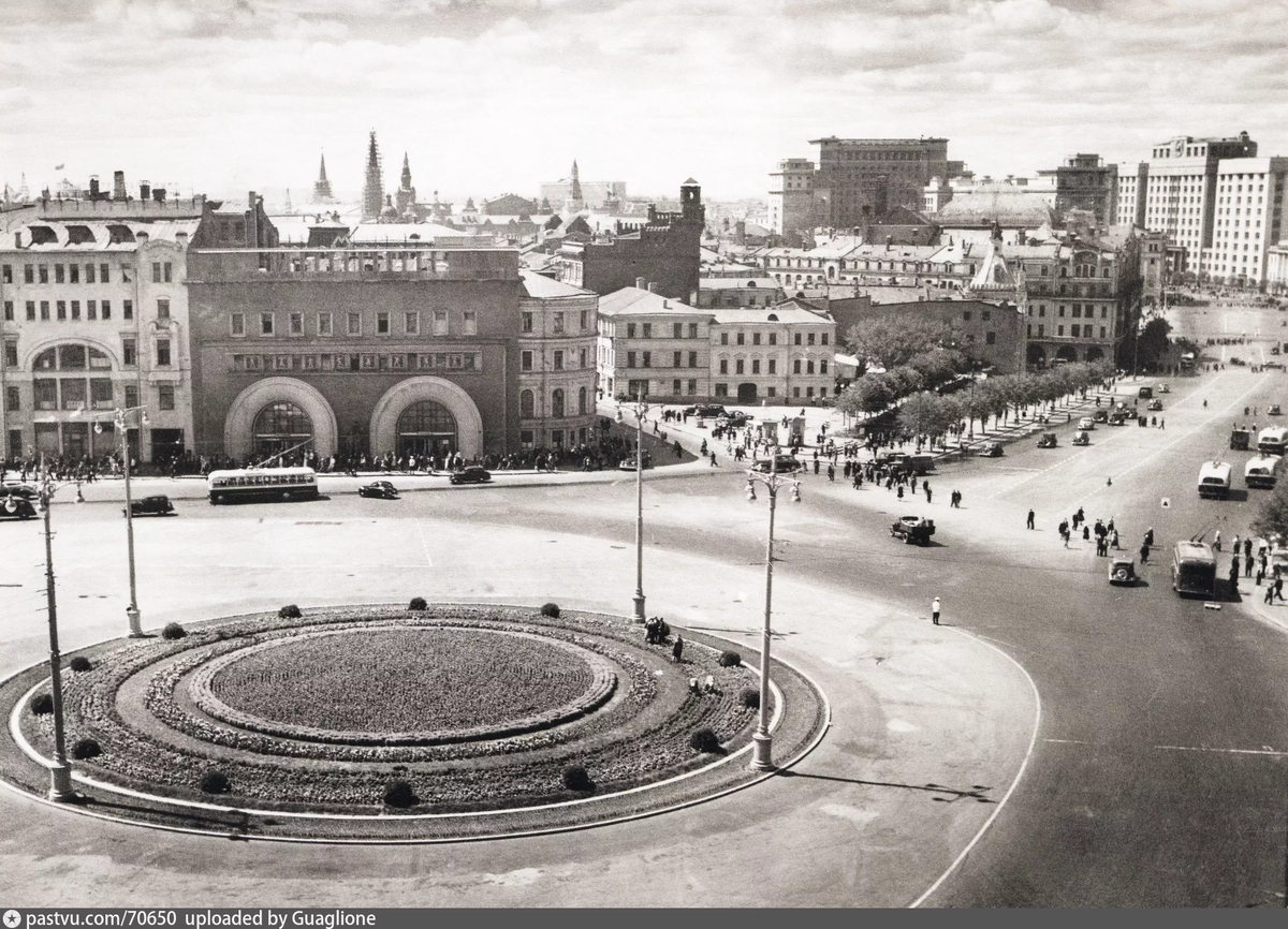 Оформление площади в 1948 году. Автор фото: Н.С. Грановский. С сайта www.pastvu.com.