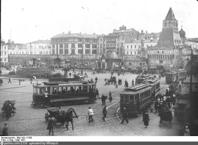 Вид на площадь в 1931 году от современной улицы Большая Лубянка. В центре тогда ещё стоял фонтан. С сайта www.pastvu.com.